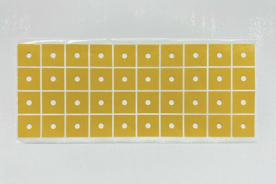 Die-Cut Square PET doppelseitiges Band mit Zentrum Positionierung Löcher, High Tack Acrylic Klebstoff, gelbe Freisetzung Liner für industrielle Montage und automatisierte Montage